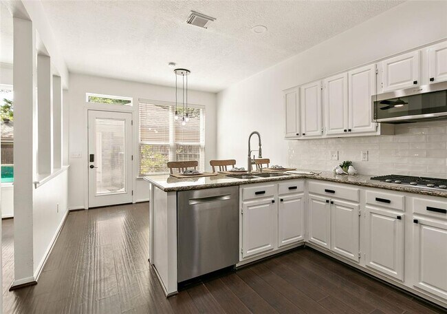 Building Photo - 304 E Golden Arrow Cir