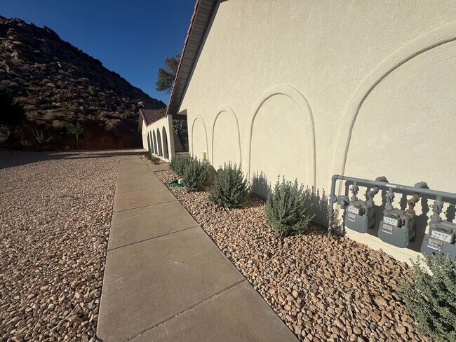 Building Photo - 75 E Roundy Mountain Rd
