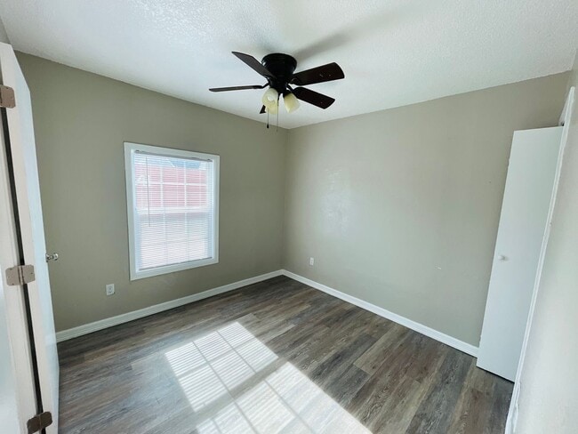 Building Photo - 312 1-304 1/2 S Avenue G