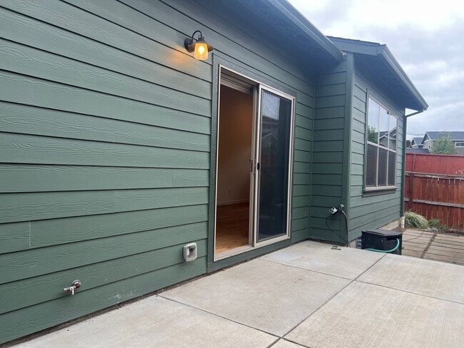 Building Photo - Contemporary 3/2.5 Talent home in Central Location | Available Now