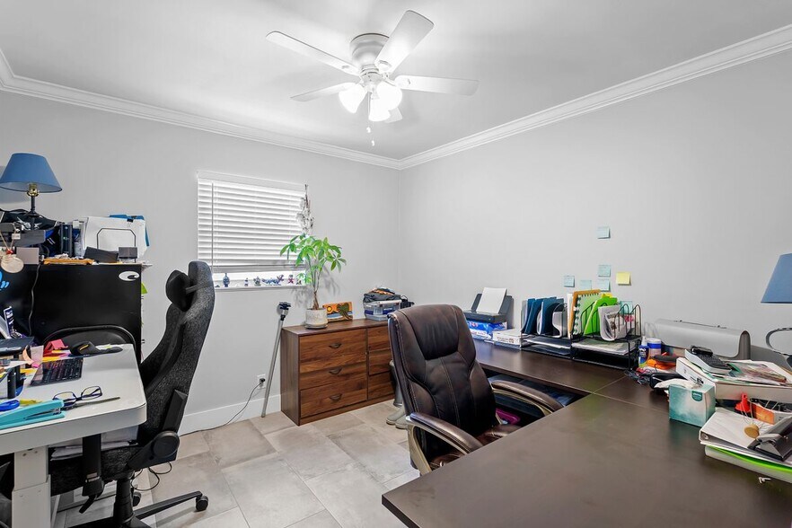 Building Photo - 911 W Hawie St