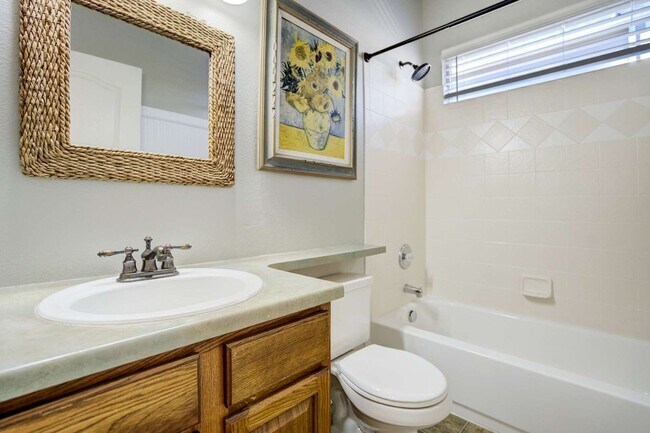 Building Photo - D20 5bdrm Home on Quiet Street in North Co...