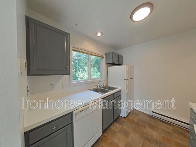 Building Photo - 515 S 15th Ave