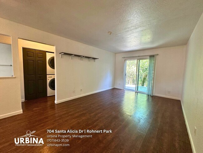 Building Photo - 704 Santa Alicia Dr