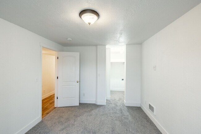 Building Photo - 271 N 3rd W