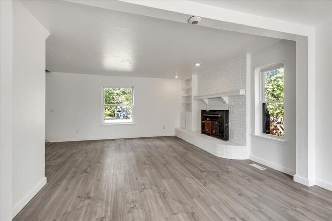 Building Photo - 9710 N Oak Cliff Dr