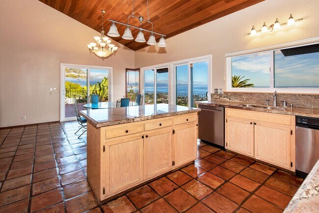 Building Photo - 4,000 SQ. FT. MESA HOME WITH OCEAN & HARBO...