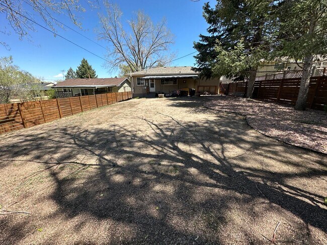Building Photo - Cozy Rancher In The Addisons!