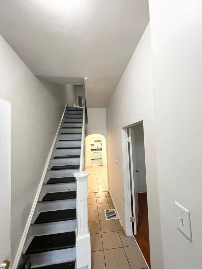 Building Photo - Spacious 3 or 4 Bedroom 2 Bathroom Available in Oakland, Modern Updates and Great Front Porch and...