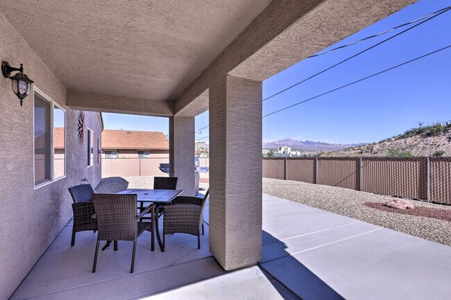 Building Photo - 2447 Rio Dr