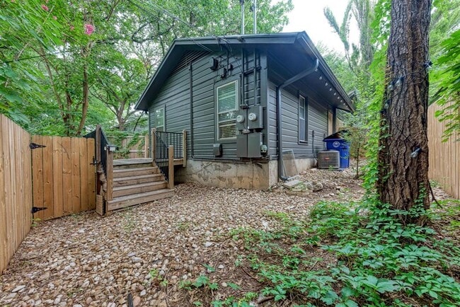 Building Photo - 1612 Elmhurst Dr
