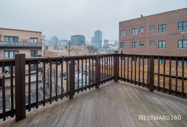 Building Photo - Fantastic two bed in West Town!