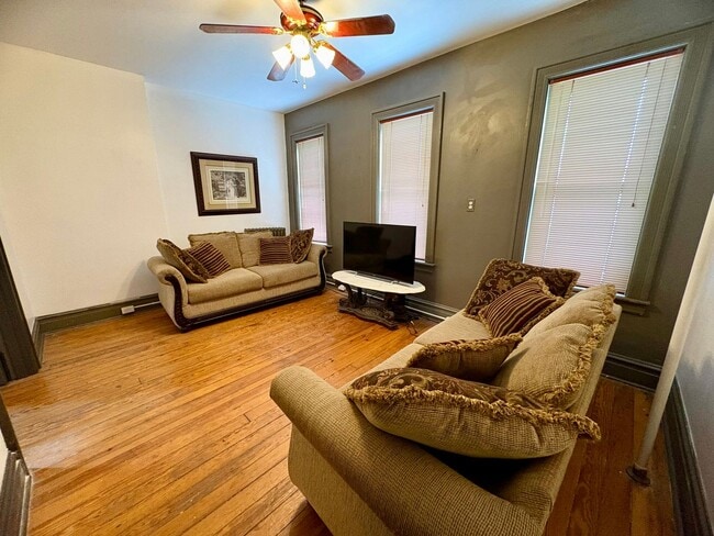 Building Photo - 342 N Newberry St