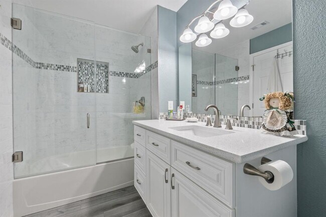 Building Photo - 2147 Hilton Head Dr