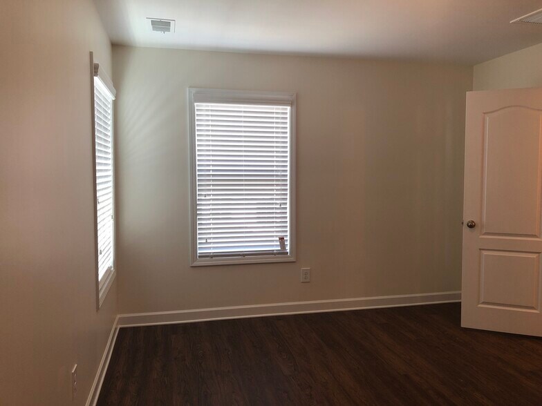 Building Photo - 528 Lateleaf Dr
