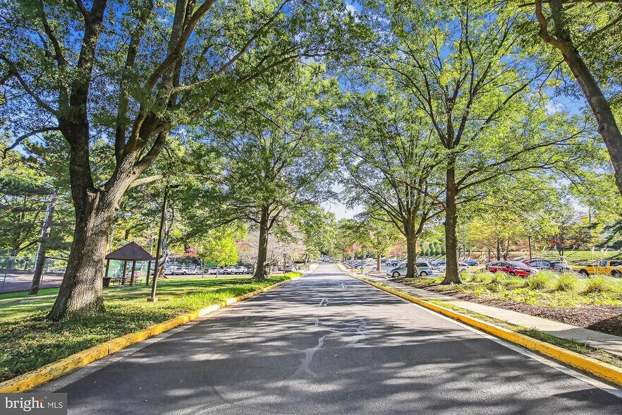 Building Photo - 2300 Pimmit Dr