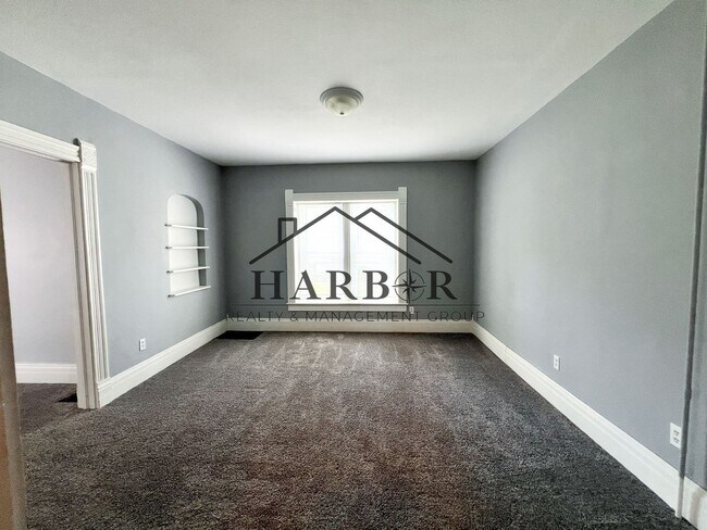 Building Photo - Large Renovated Studio- SPECIAL! First Month Rent Free