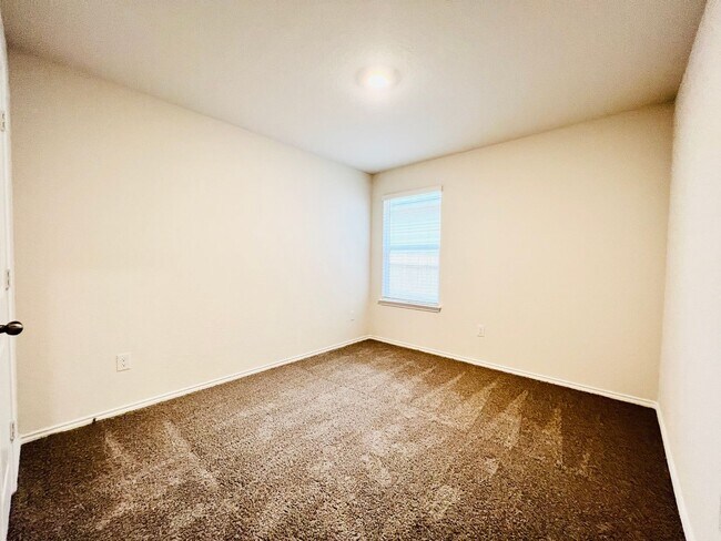 Building Photo - Modern 1-Story Home with Open Floor Plan & Spacious Backyard