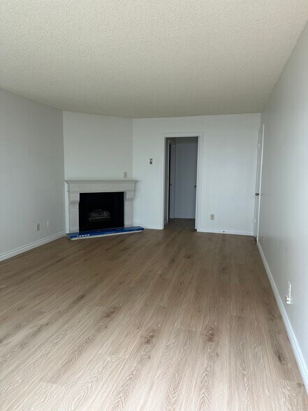 Living room - 1325 Wellesley Ave