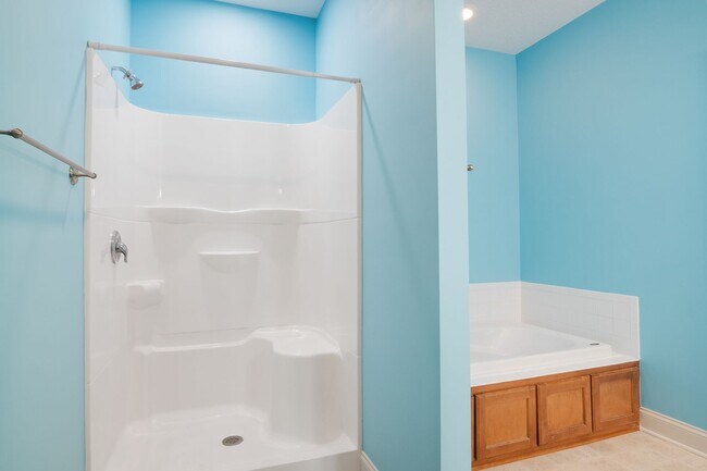 Building Photo - 3 bed/2 1/2 Bath. Pet Friendly, Pool,