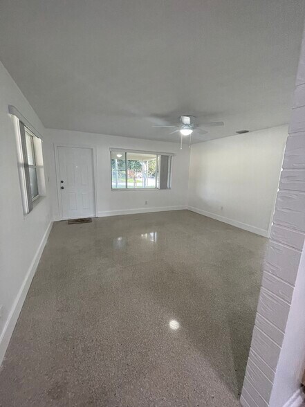Living room - 50 NE 45th Ct