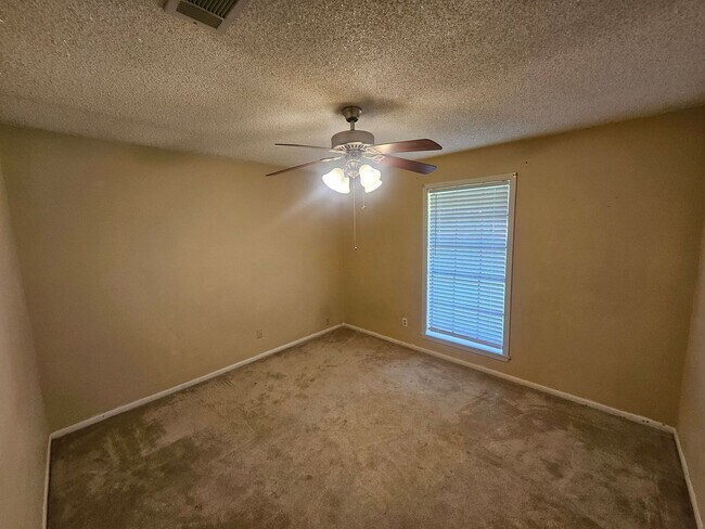 Building Photo - 105 Amelia Dr