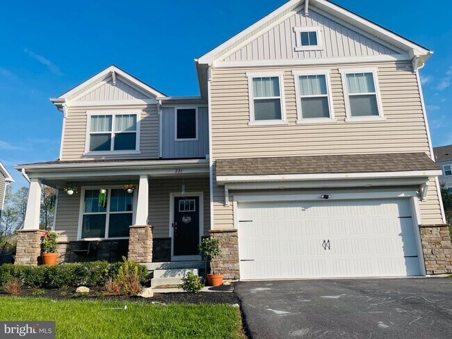 Building Photo - 226 Seven Springs Ln