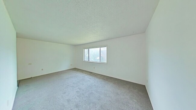 Building Photo - Spacious and charming conveniently located...