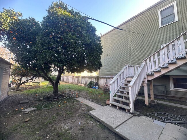 Building Photo - 1409 1/2 E Street