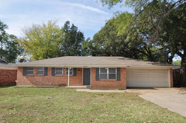 Primary Photo - Beautiful spacious home in Hurst!