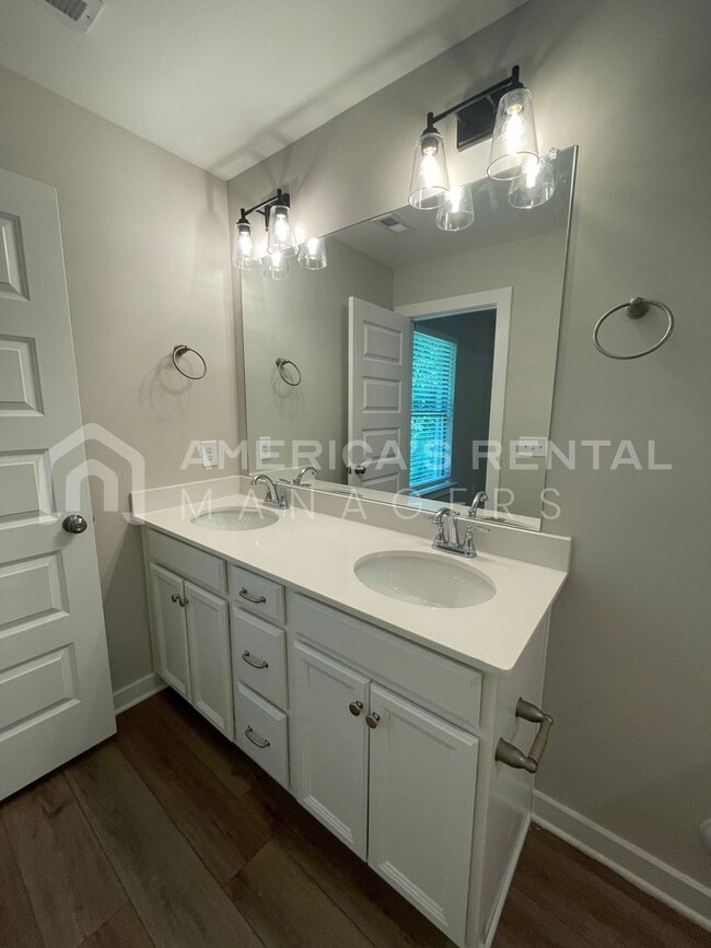 Building Photo - 321 Shiloh Creek Dr