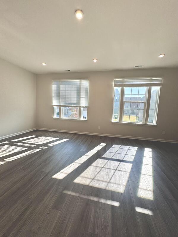 Building Photo - 449 Cross Country Way