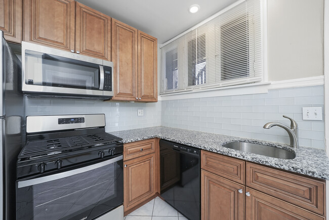 Building Photo - Massive (1255 SF)  2br/1ba in Oak Park's m...