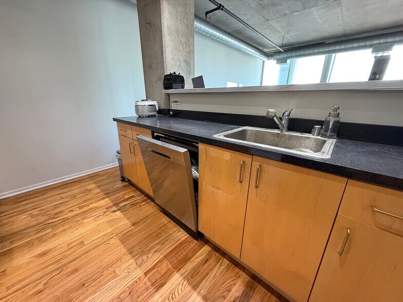 Building Photo - 700 W Van Buren St