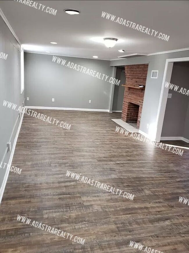 Building Photo - GORGEOUS 3 Bed 2 Bath House in Merriam-Available NOW!!!