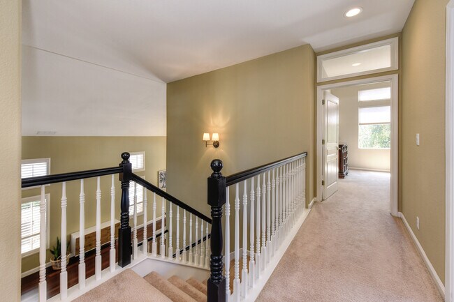 Building Photo - Great Location! Clean, Renovated, Beautifu...