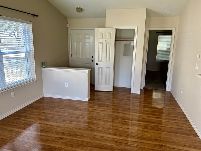 Building Photo - 184 Prairie Springs Loop