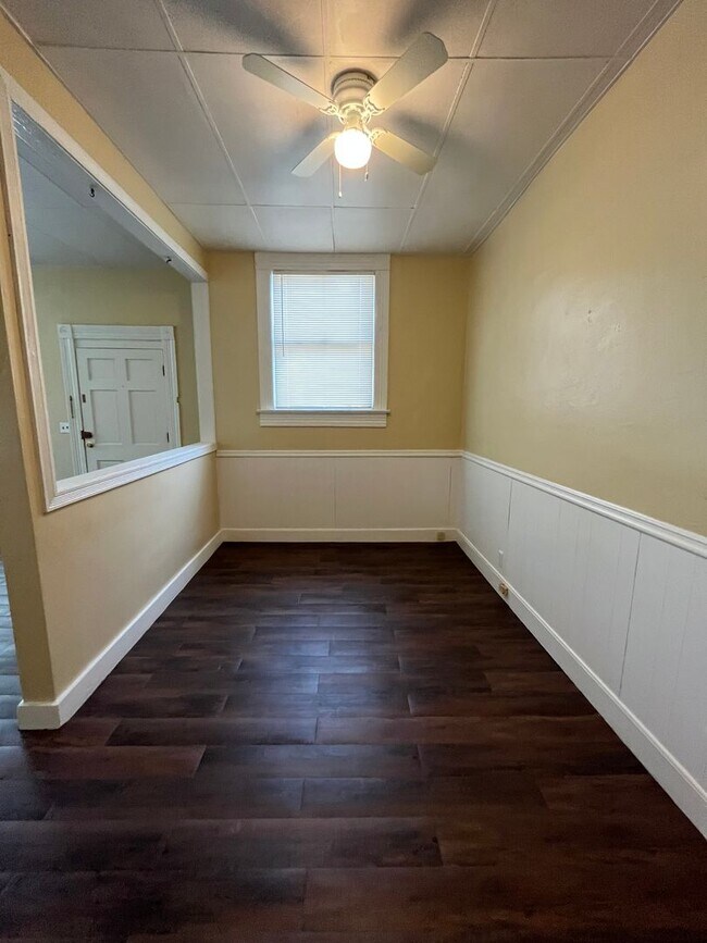 Building Photo - 405 River St