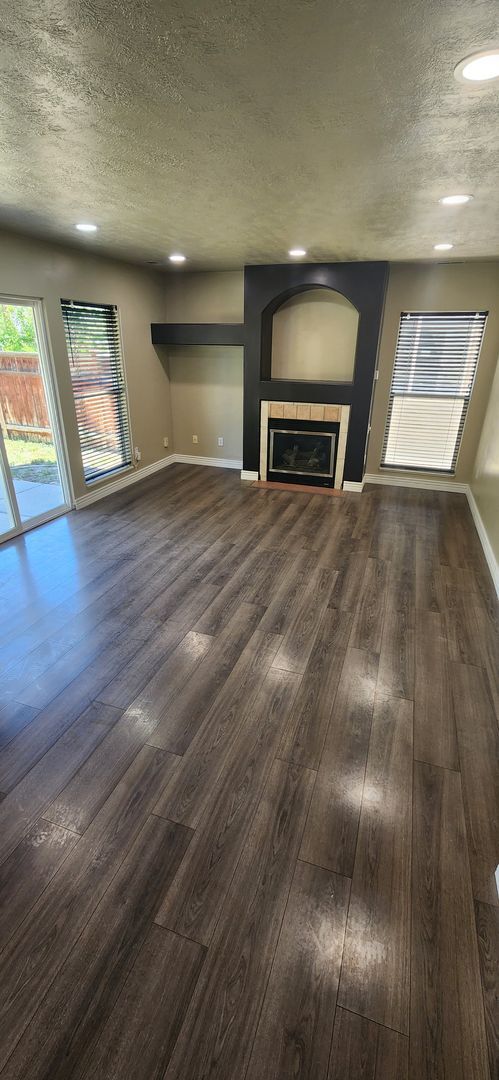 Building Photo - 4 Bedroom Salt Lake Home!