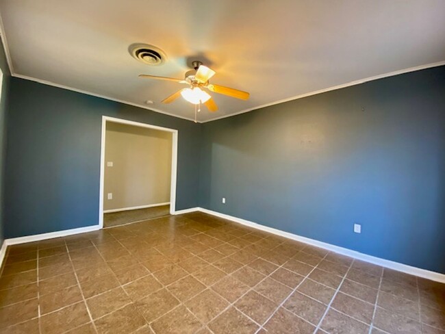 Building Photo - Beautiful 4 Bedroom 2 Bath 2 Story Home in...