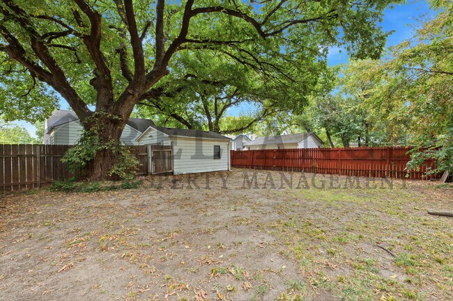 Building Photo - 703 S Grove Dr
