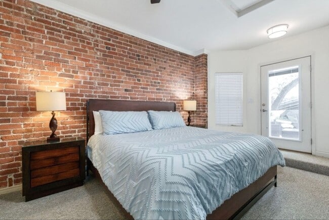 Building Photo - 4 bedroom 2 bath home