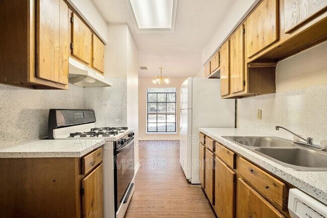 Building Photo - 115 S Frio St