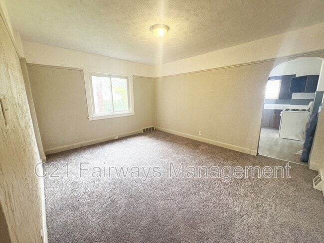 Building Photo - 864 Vankirk St