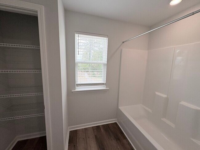 Building Photo - 153 Brockway Dr