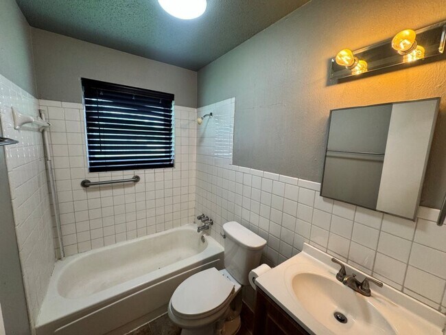 Building Photo - 2 bed , 1 and a 1/2 bath, garage conversion with two living rooms and a storage space! Moore scho...