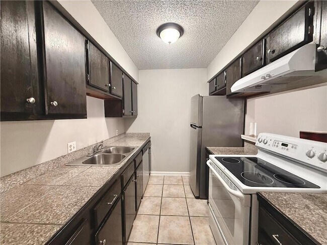 Building Photo - 4800 Pontchartrain Dr