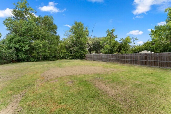 Building Photo - 610 Mcnabb St