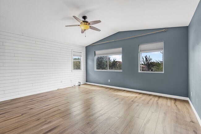 Building Photo - Lovely 3 bed / 2.5 bath Home in the Power ...