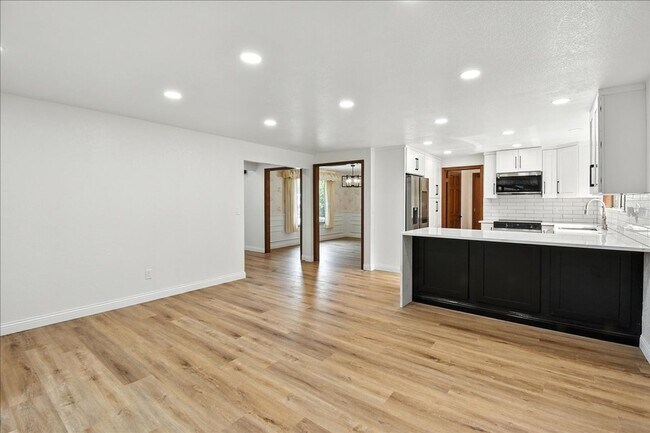 Building Photo - 3bd/2.25ba Edmonds House
